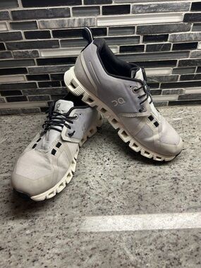 On Running Womens Cloud 5 Sneakers in Light Gray and black size 7 waterproof